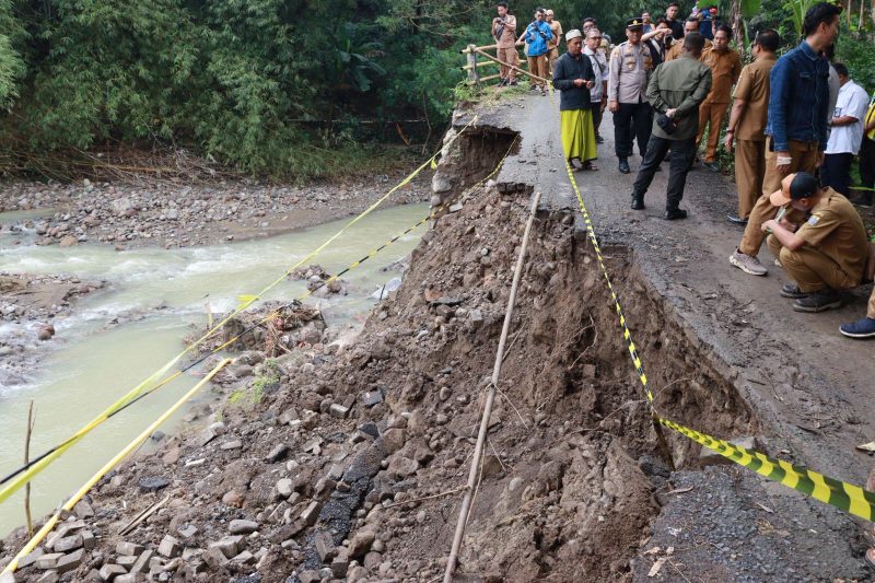 Wali Kota Cirebon Tinjau Jembatan Lebakngok, Pastikan Perbaikan Dimulai Pekan Ini