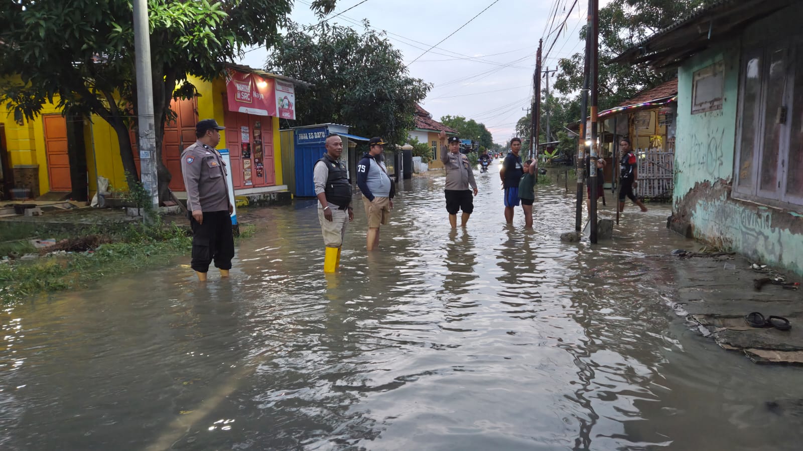Polresta Cirebon Sigap Tangani Banjir di Jagapura Lor dan Jagapura Kulon