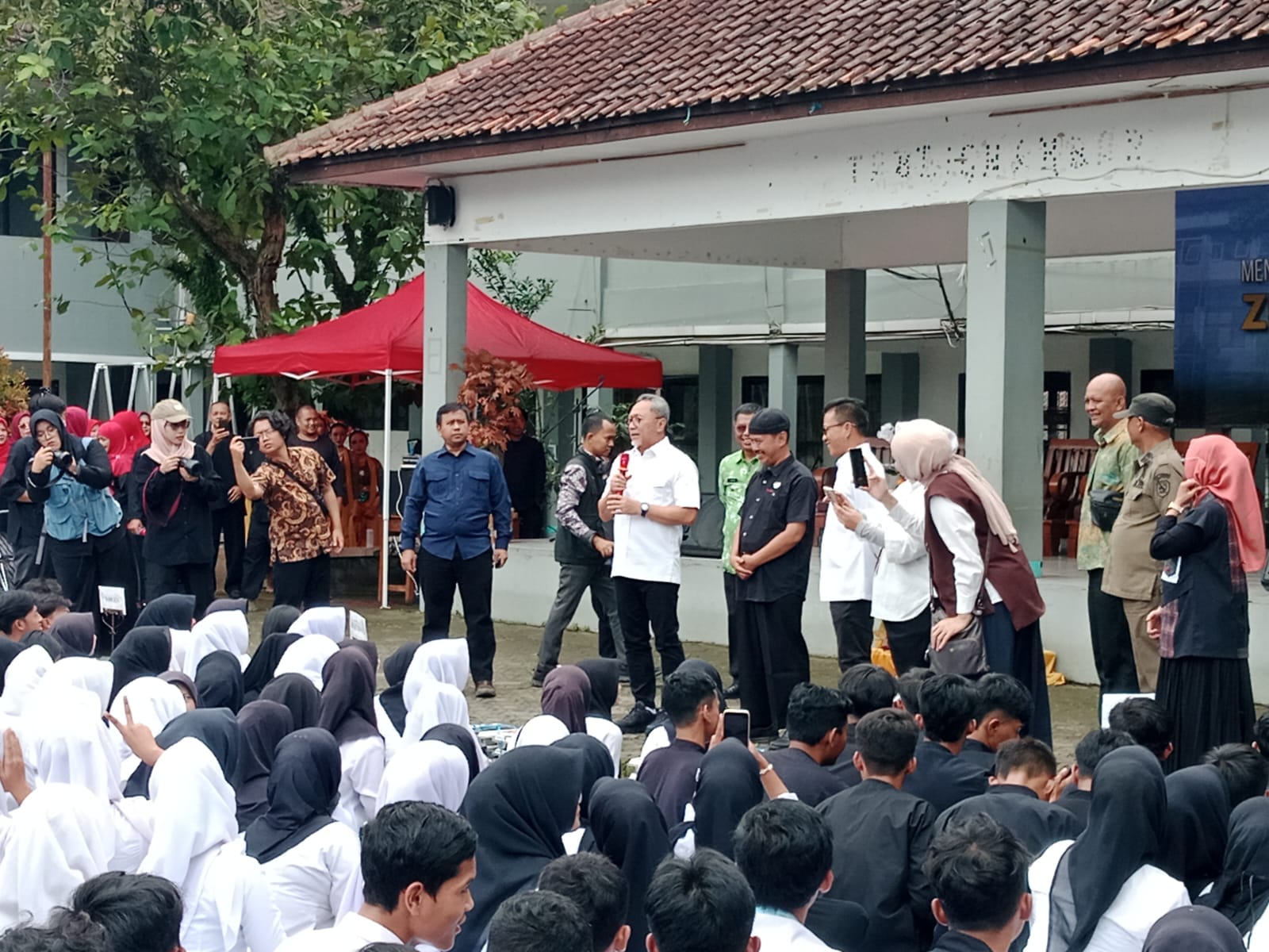Zulhas dan Kang DS Bagi-bagi Hadiah Sambil Paparkan Manfaat MBG kepada Siswa