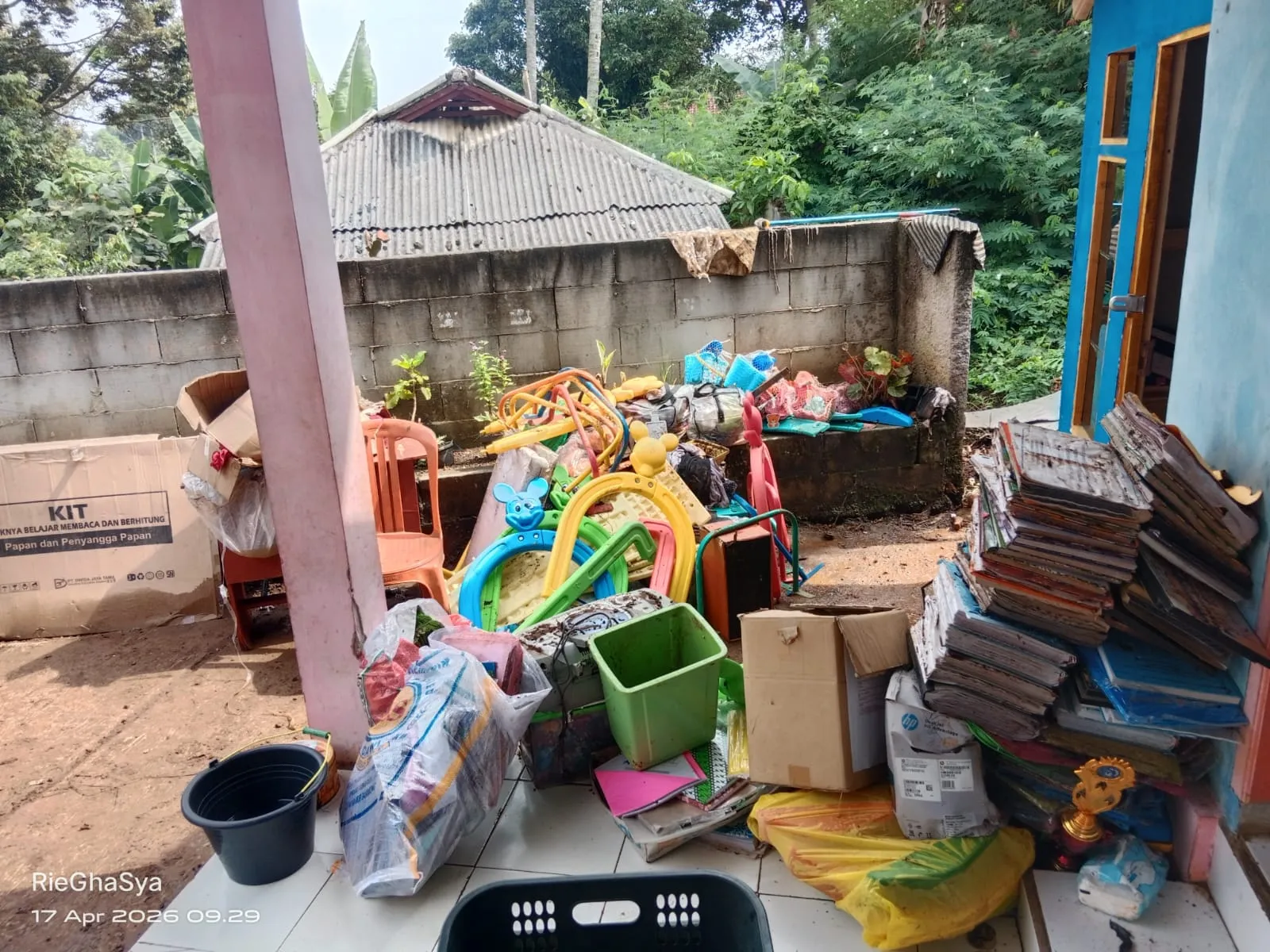 Limpasan Air Picu Longsor Berulang di Arjasari, TPT Jebol Ancam Rumah dan Sekolah