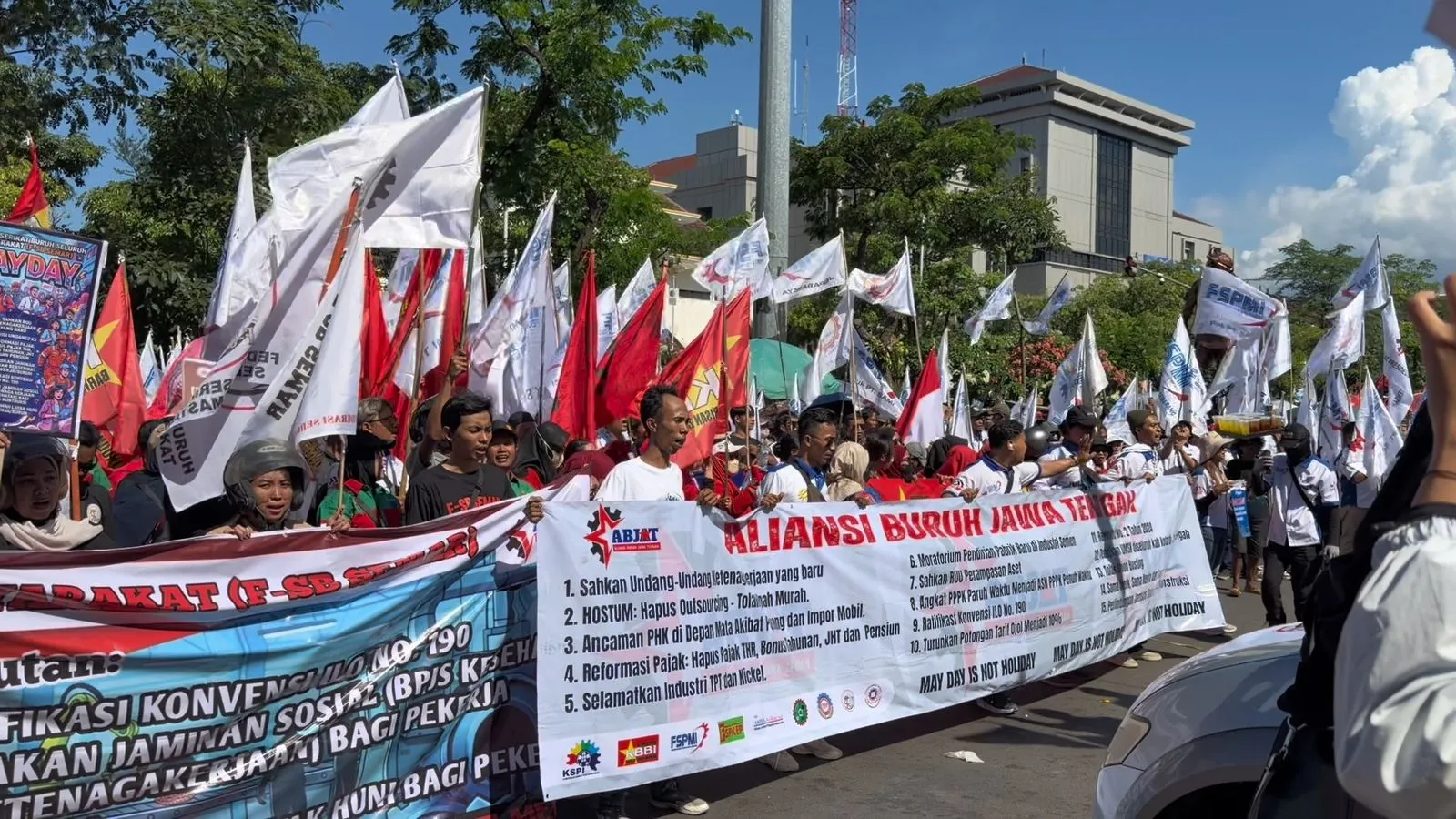 Nuansa Nasionalisme Warnai Aksi May Day di Semarang, Buruh dan Personel Polda Jateng Nyanyikan Lagu KebangsaanNuansa Nasionalisme Warnai Aksi May Day di Semarang, Buruh dan Personel Polda Jateng Nyanyikan Lagu Kebangsaan