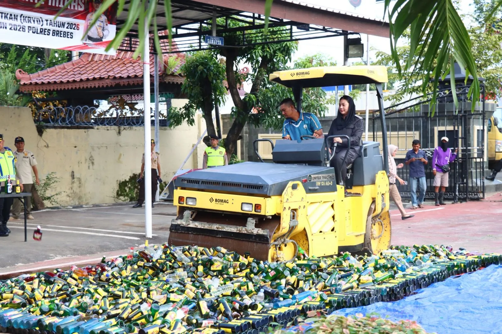 Polres Brebes Musnahkan Ribuan Botol Miras Hasil Operasi Pekat Selama Bulan Ramadhan