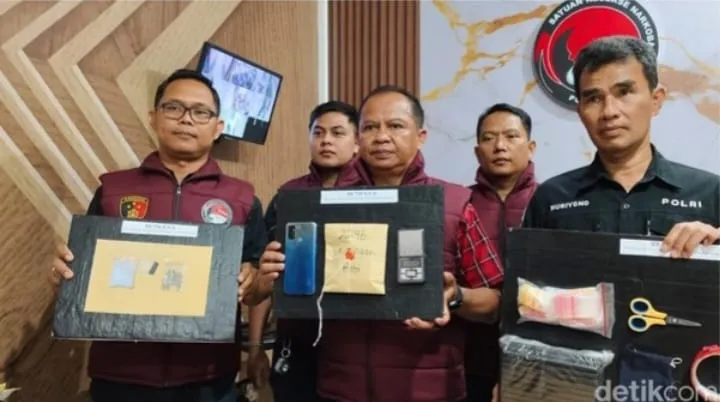 Simpan Sabu di Atap Kamar Mandi Pengedar DiCiduk di Kuningan.
