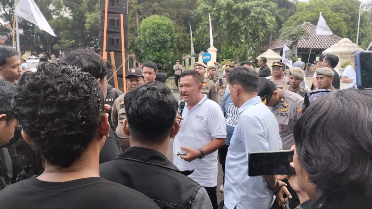 Tak Puas Dengan Kepempimpinan Bupati, Puluhan Mahasiswa Kepung Kantor Bupati Cirebon