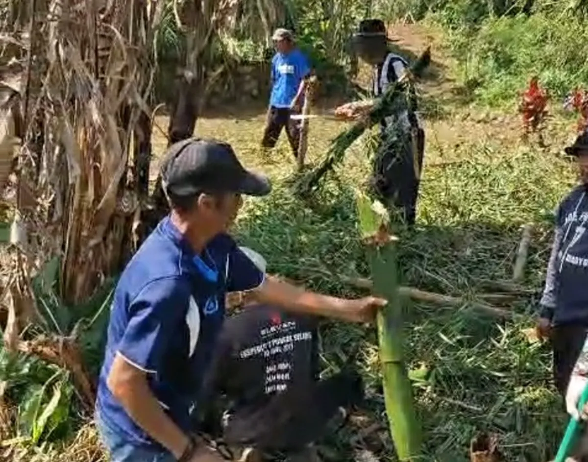 Tanpa Menunggu Bantuan, Warga Kopo Gotong Royong Selamatkan Bantaran Sungai