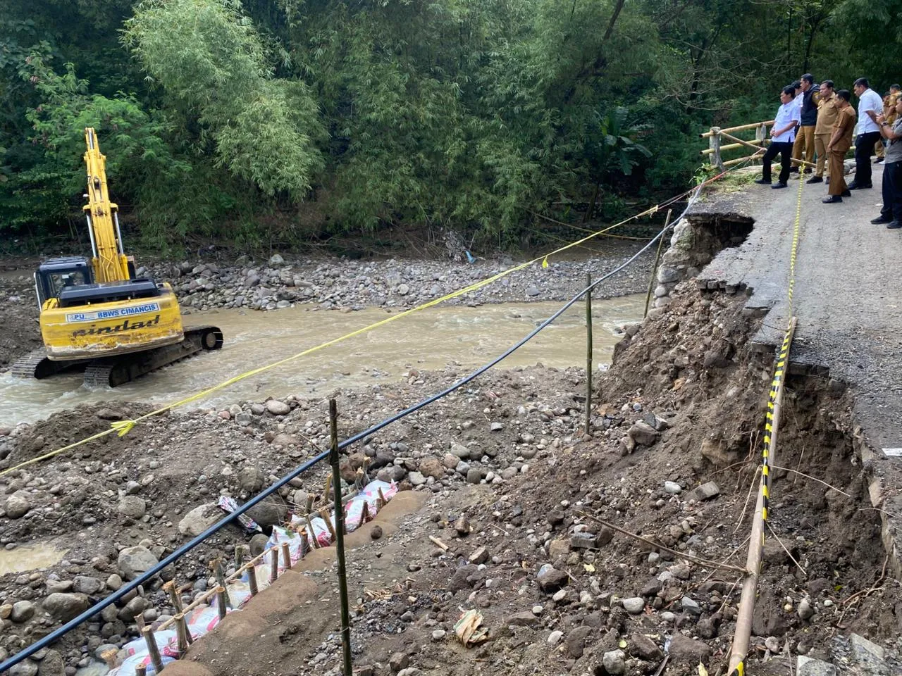 Urai Kendala Medan Curam, Perbaikan Jembatan Lebakngok Terus Dikebut